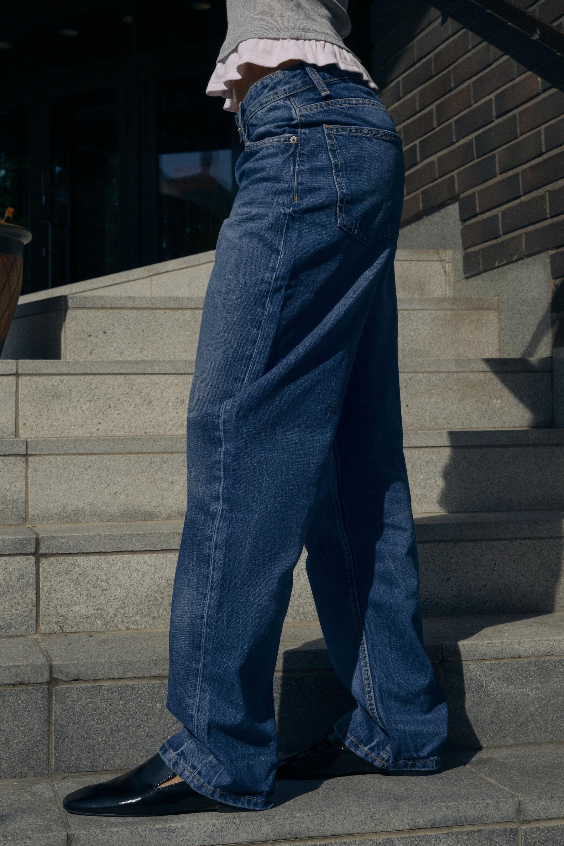 HIGH-WAIST BARREL JEANS