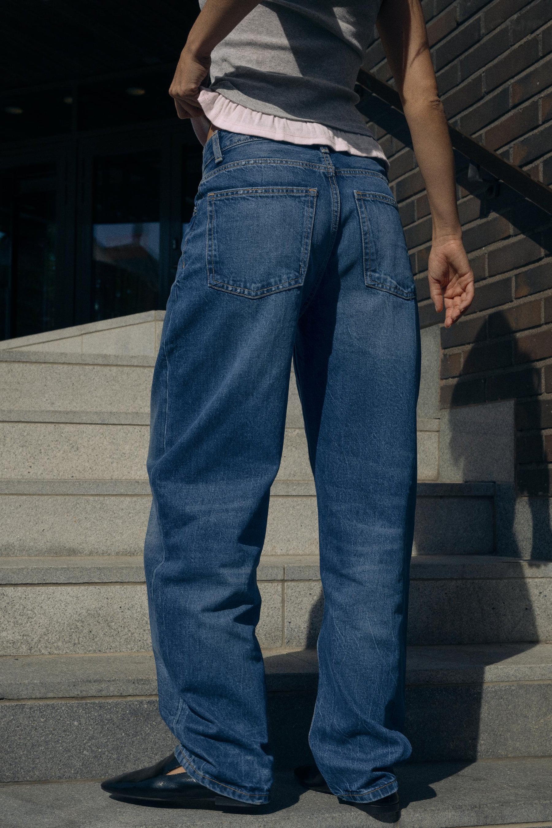 HIGH-WAIST BARREL JEANS