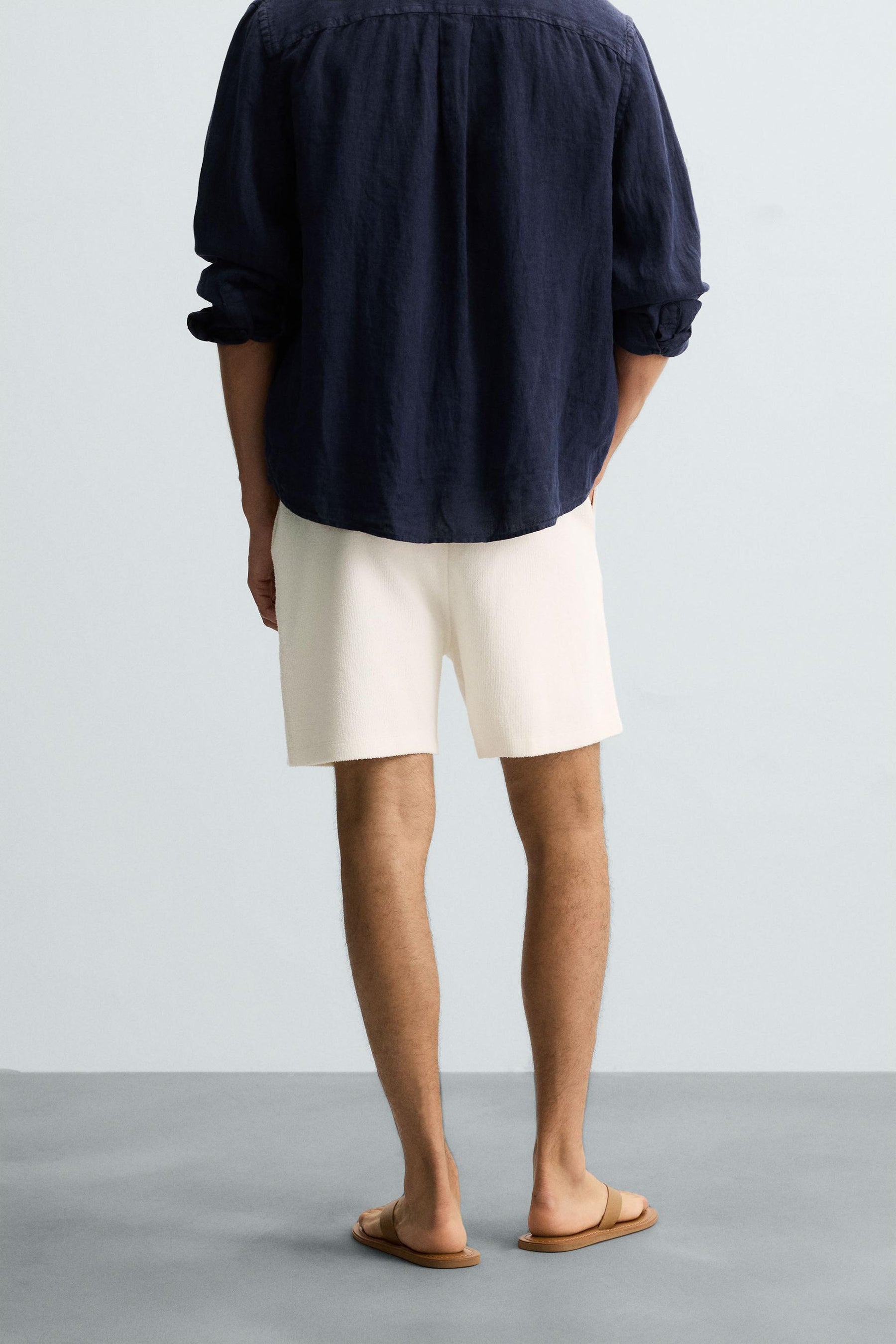 TEXTURE JOGGER BERMUDA SHORTS - Image 3
