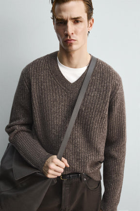 LIMITED EDITION RIBBED V-NECK JUMPER - Image 5