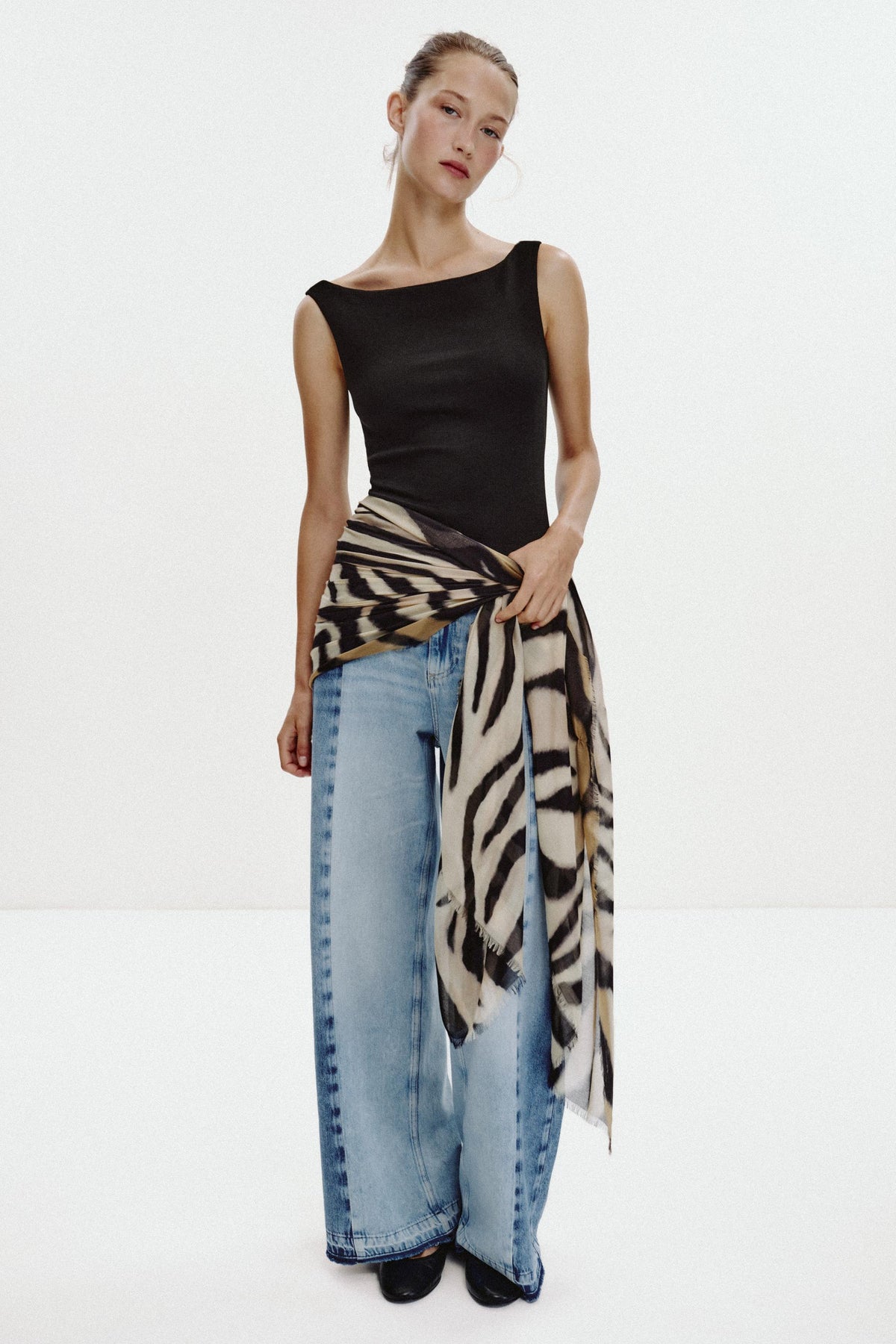 Ribbed cold-shoulder t-shirt.