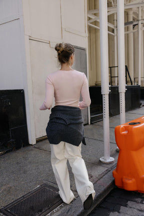 Flared sleeve rib t-shirt.