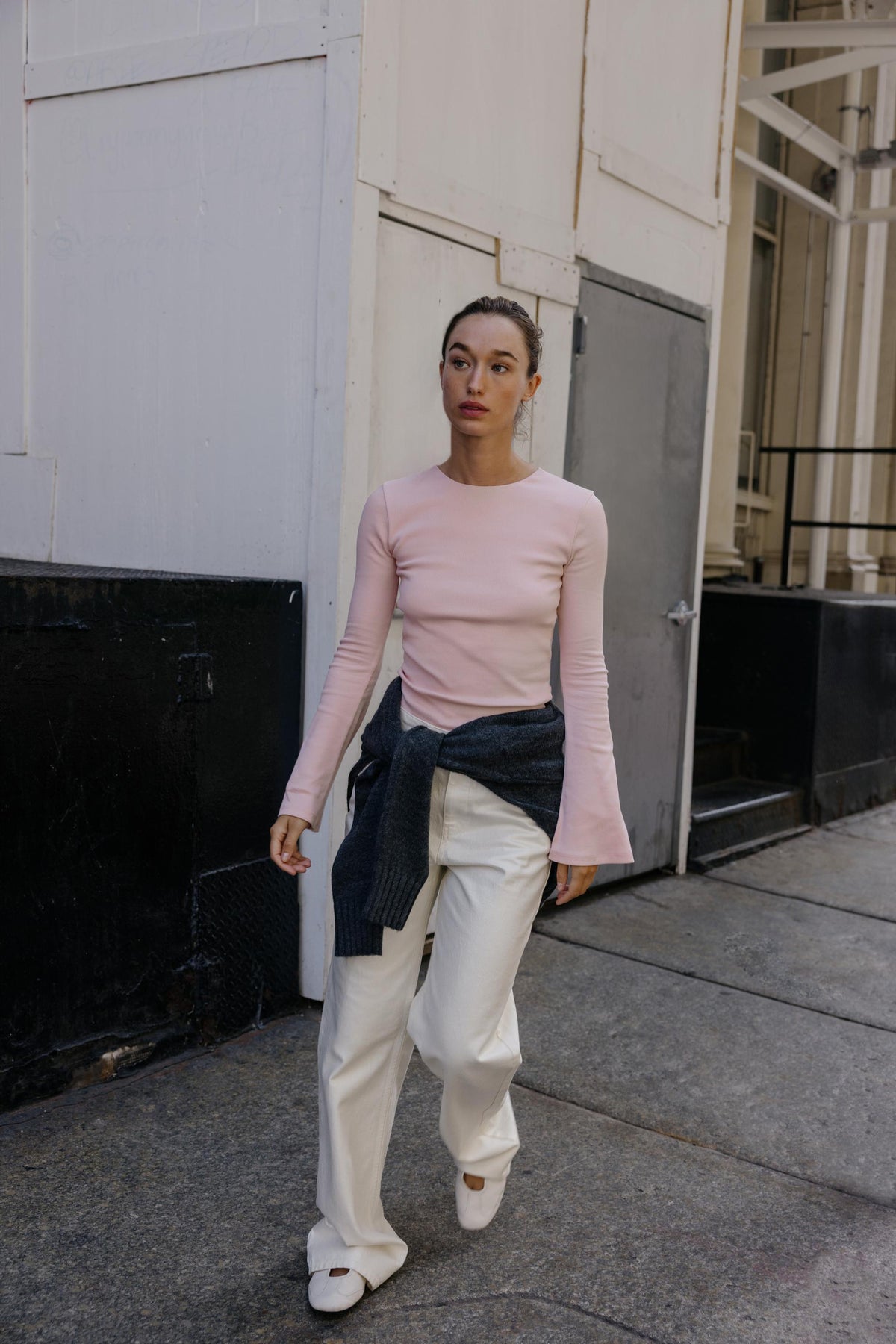 Flared sleeve rib t-shirt.