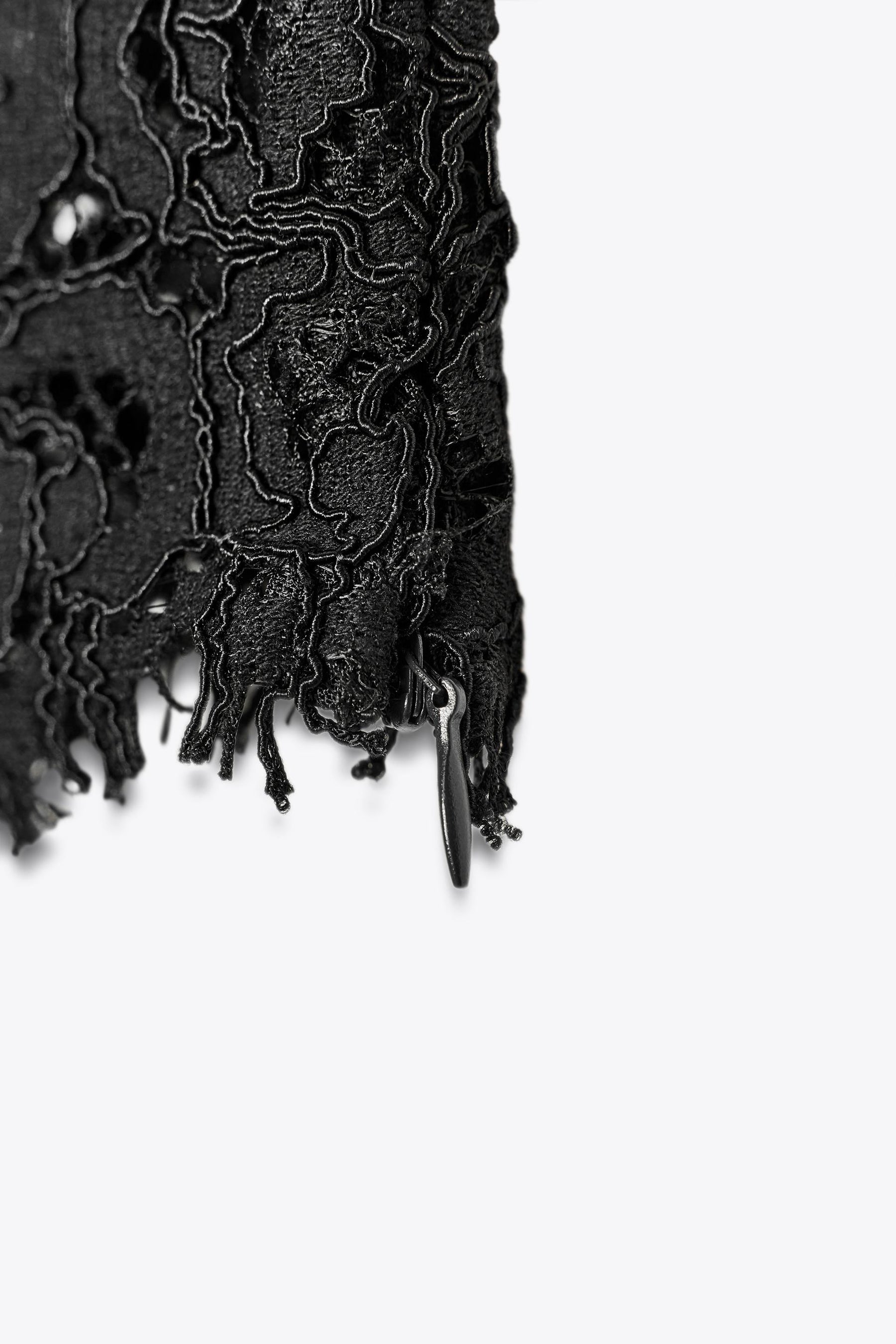 EMBROIDERED CROP TOP