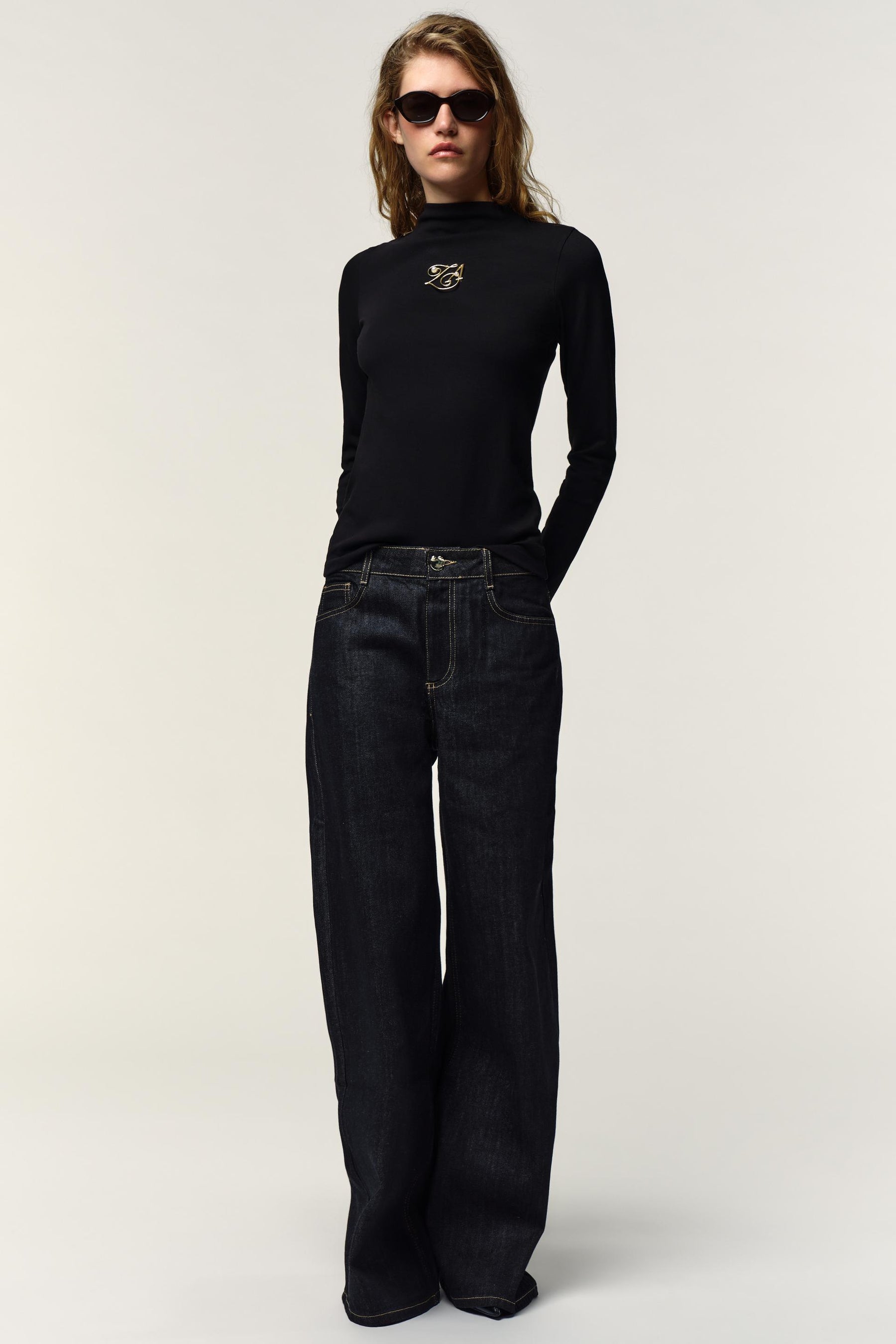 HIGH NECK BROOCH T-SHIRT