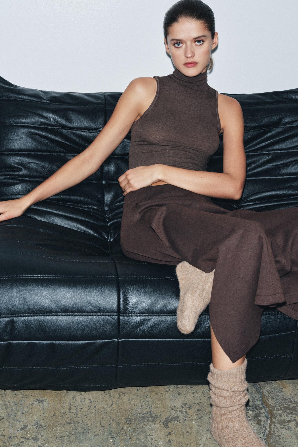 HIGH NECK SLEEVELESS TOP