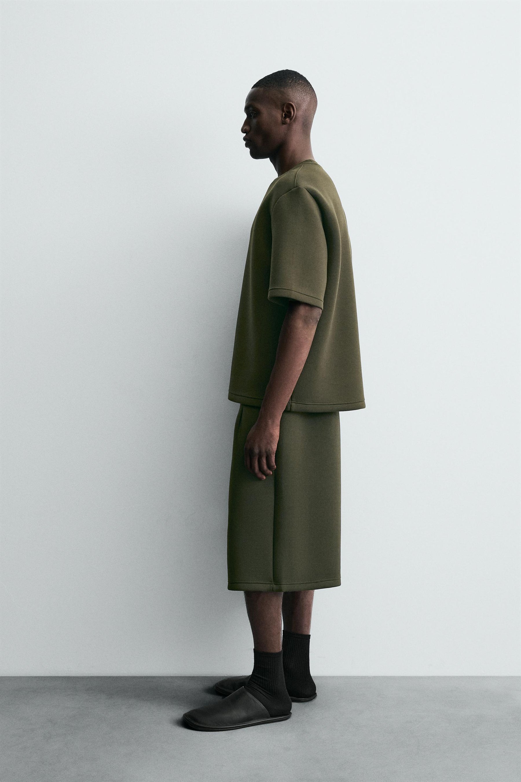 NEOPRENE-EFFECT BERMUDA SHORTS WITH DARTS - Image 4