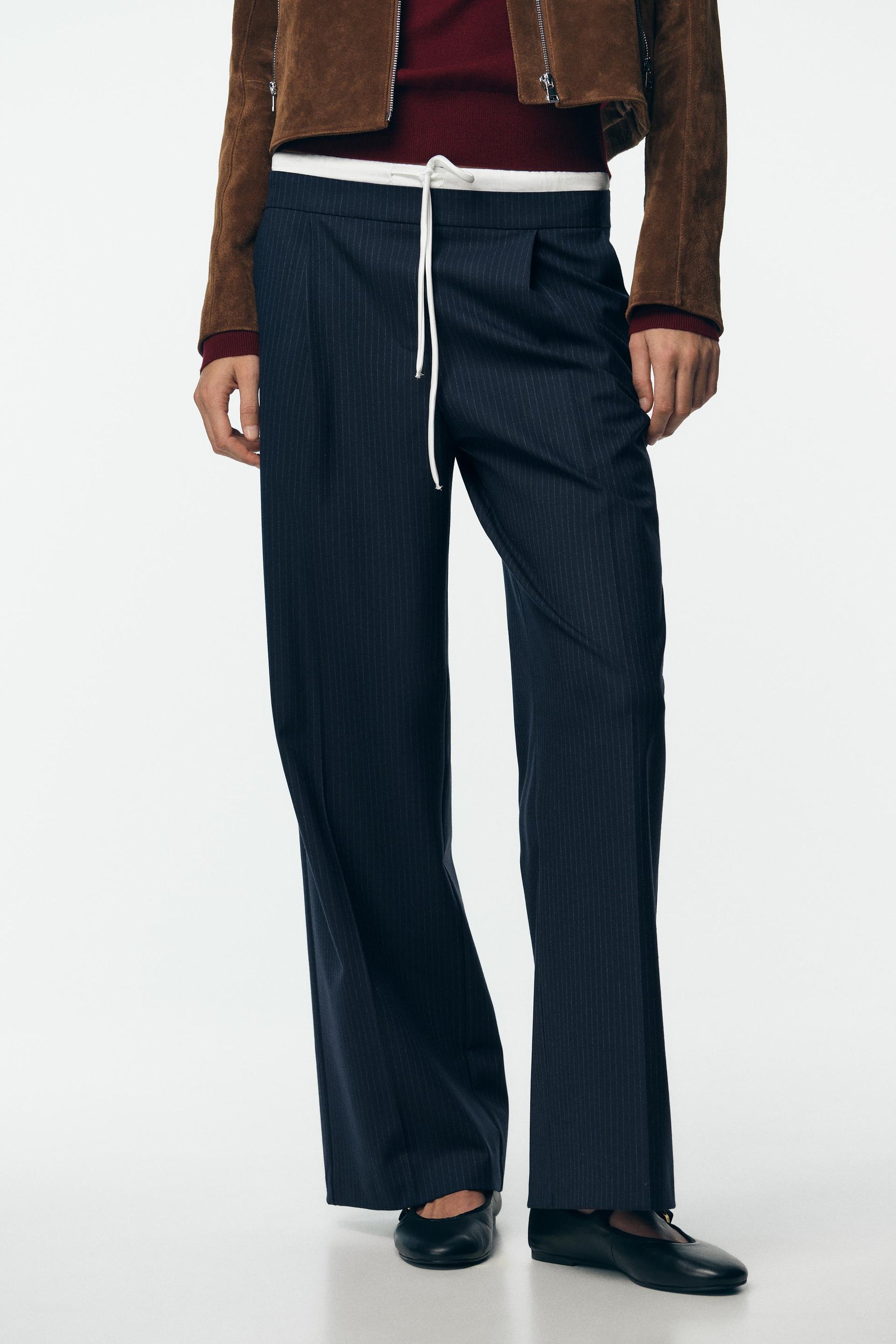 Wide-leg trousers with waistband.