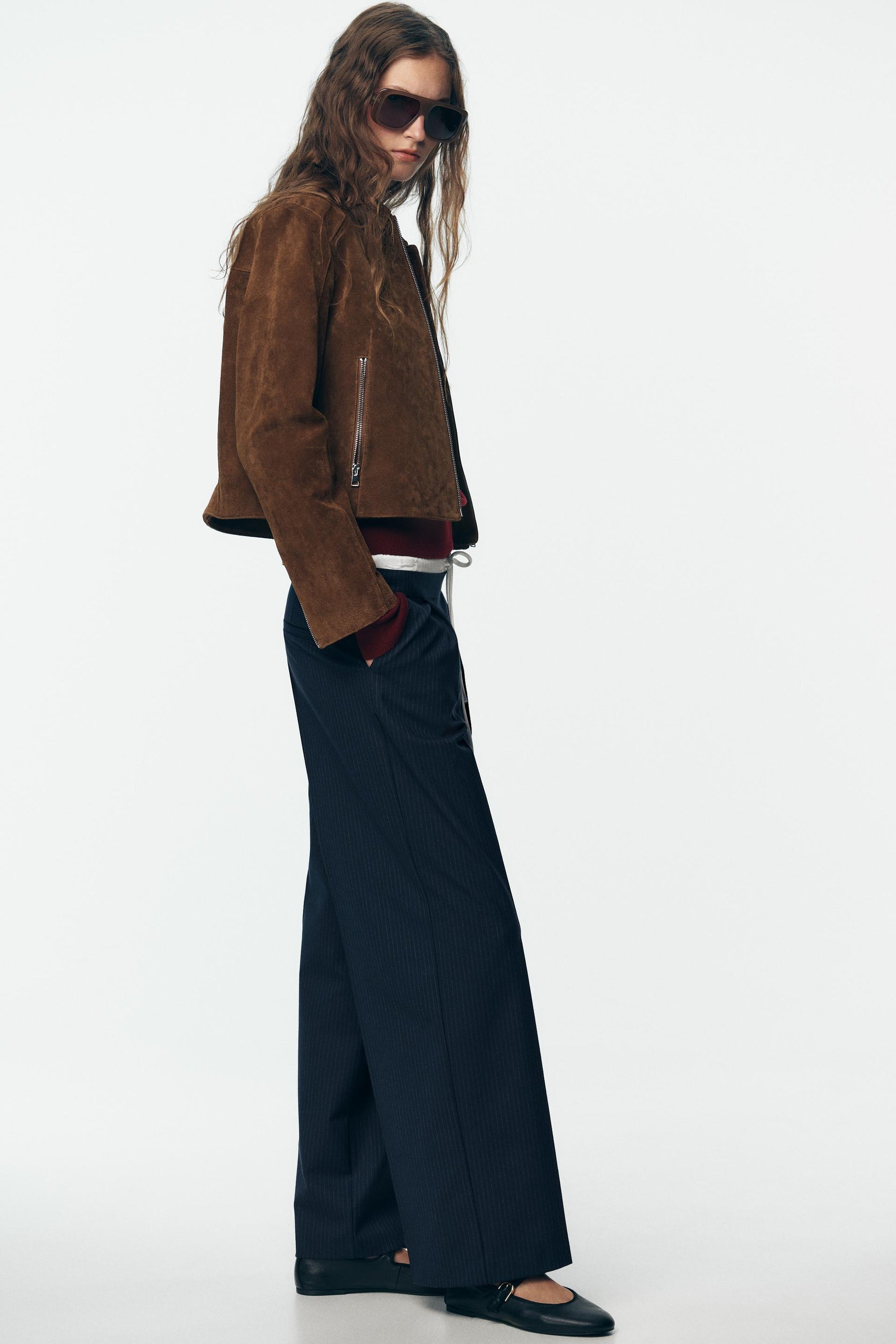Wide-leg trousers with waistband.