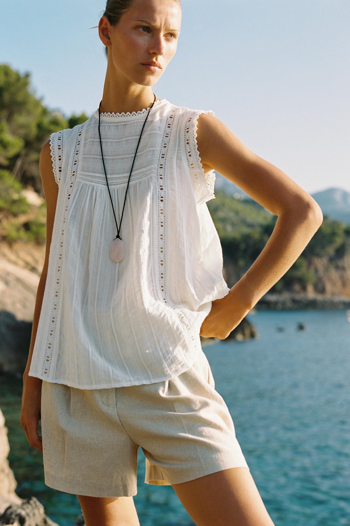 Sleeveless romantic fashion top.