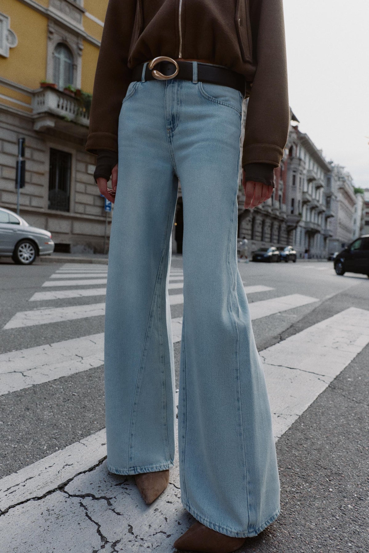 Wide-leg high-waist jeans