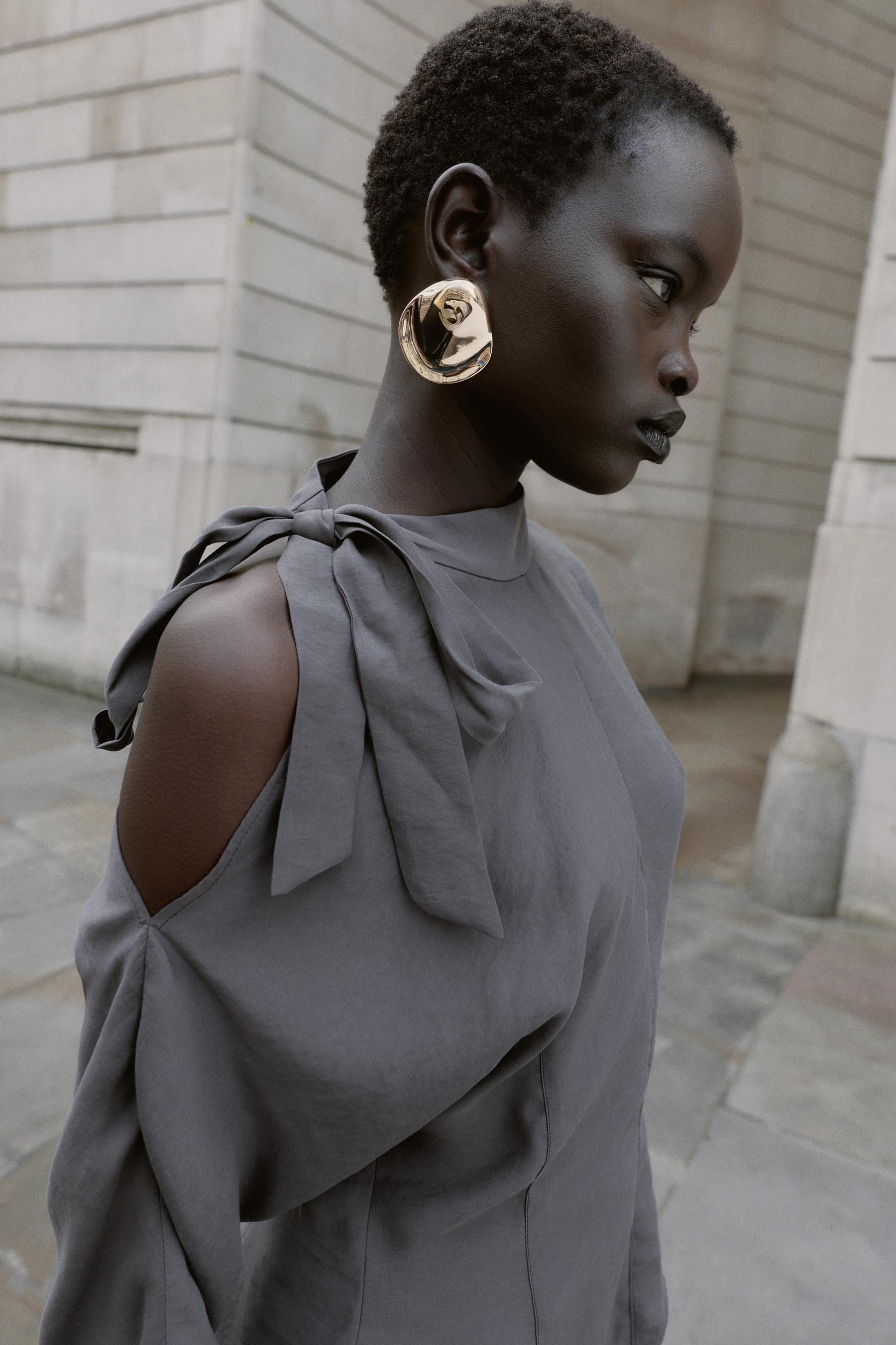 Shoulder-opening bow blouse