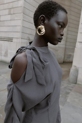 Shoulder-opening bow blouse