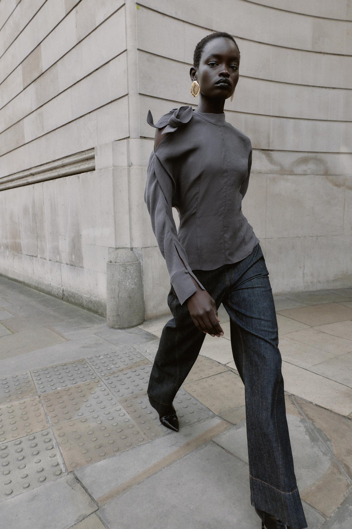 Shoulder-opening bow blouse