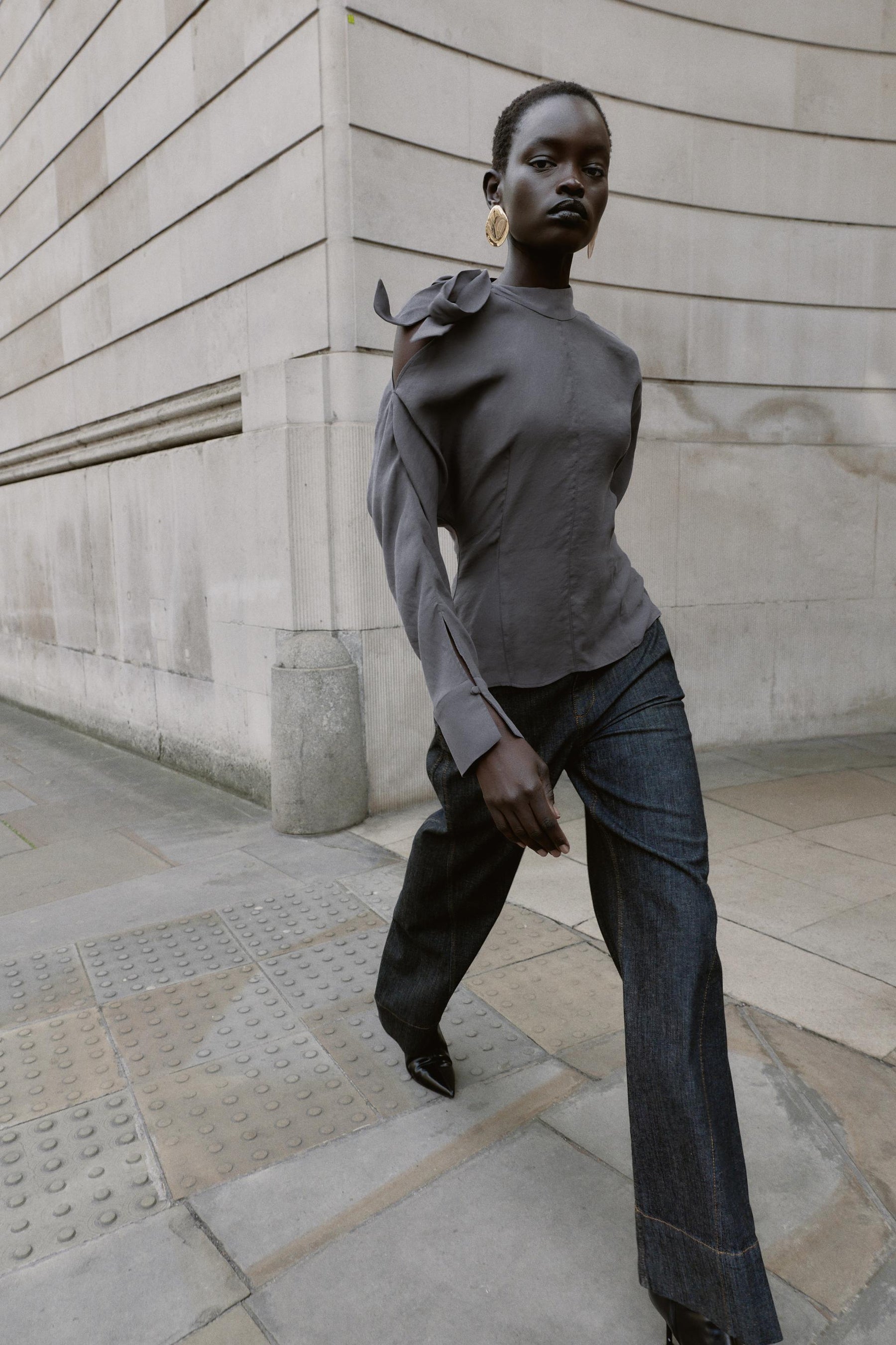 Shoulder-opening bow blouse