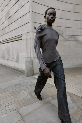 Shoulder-opening bow blouse