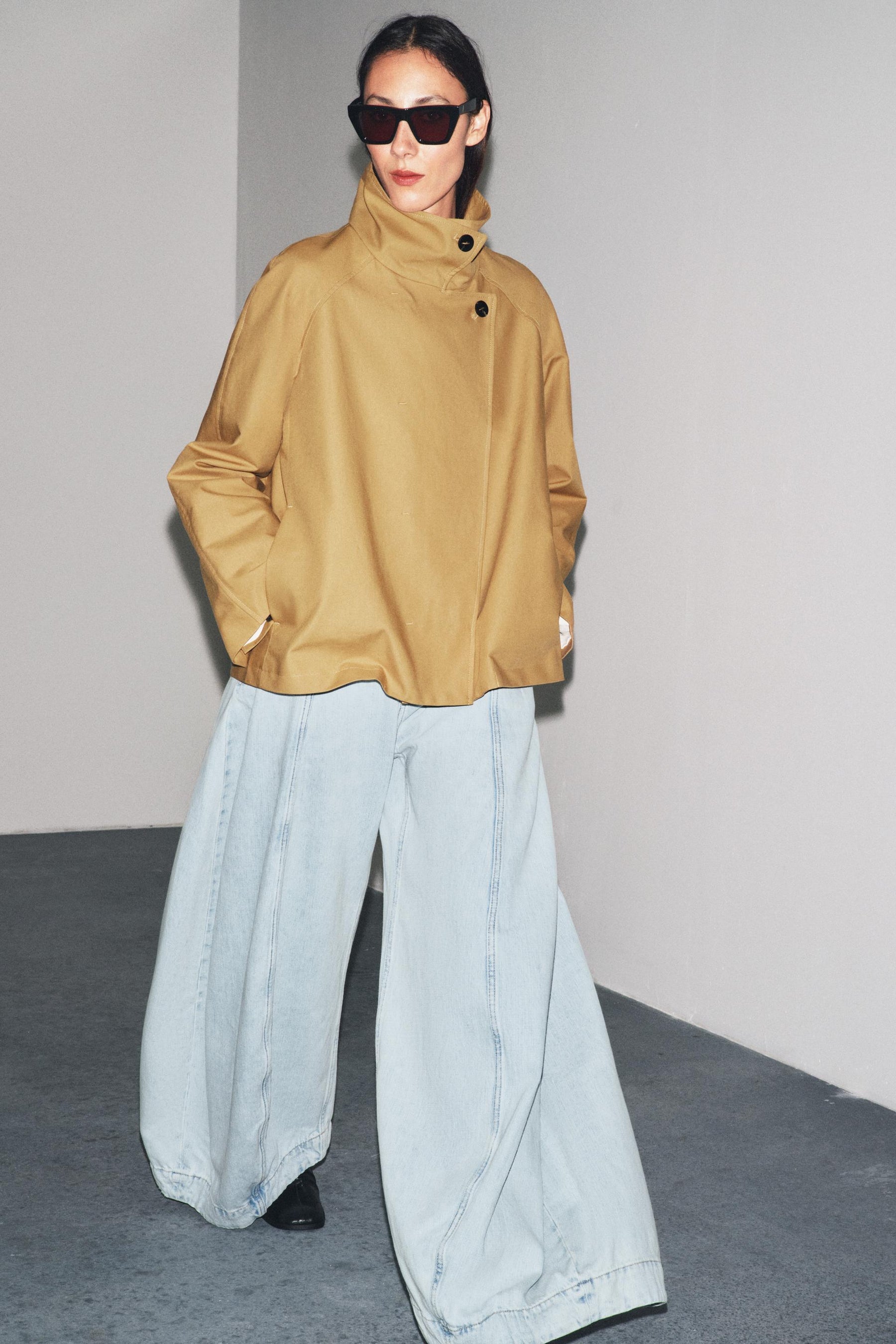 ZW COLLECTION MINIMAL SHORT TRENCH COAT - Image 3