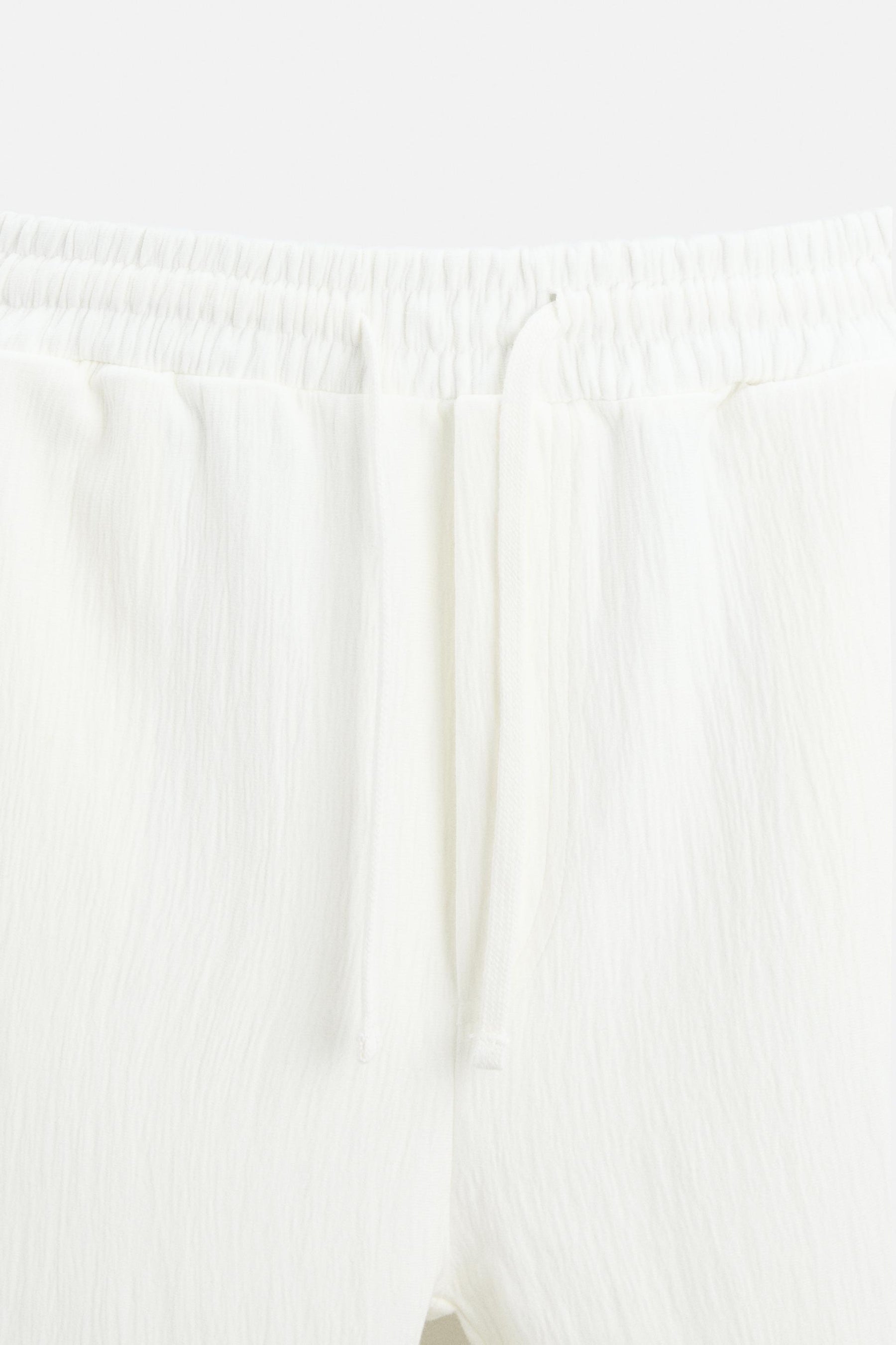 TEXTURED JOGGER BERMUDA SHORTS - Image 6