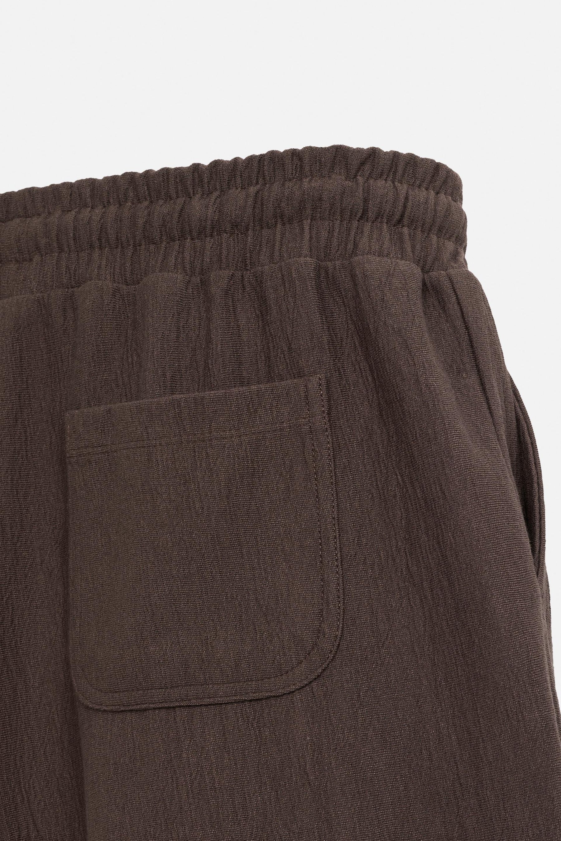 TEXTURED JOGGER BERMUDA SHORTS - Image 9