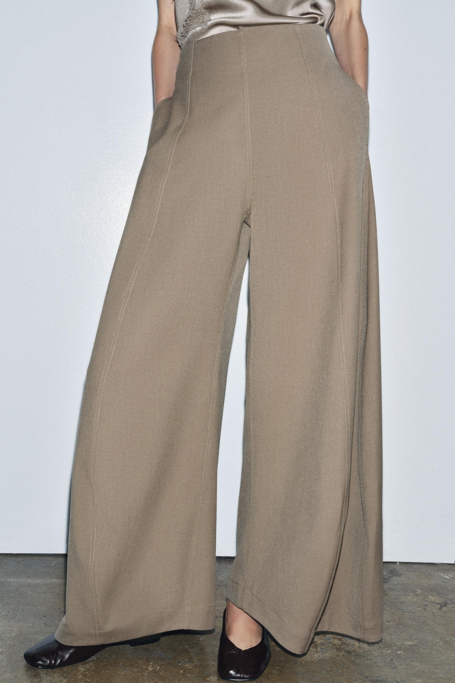 Volume wide-leg trousers