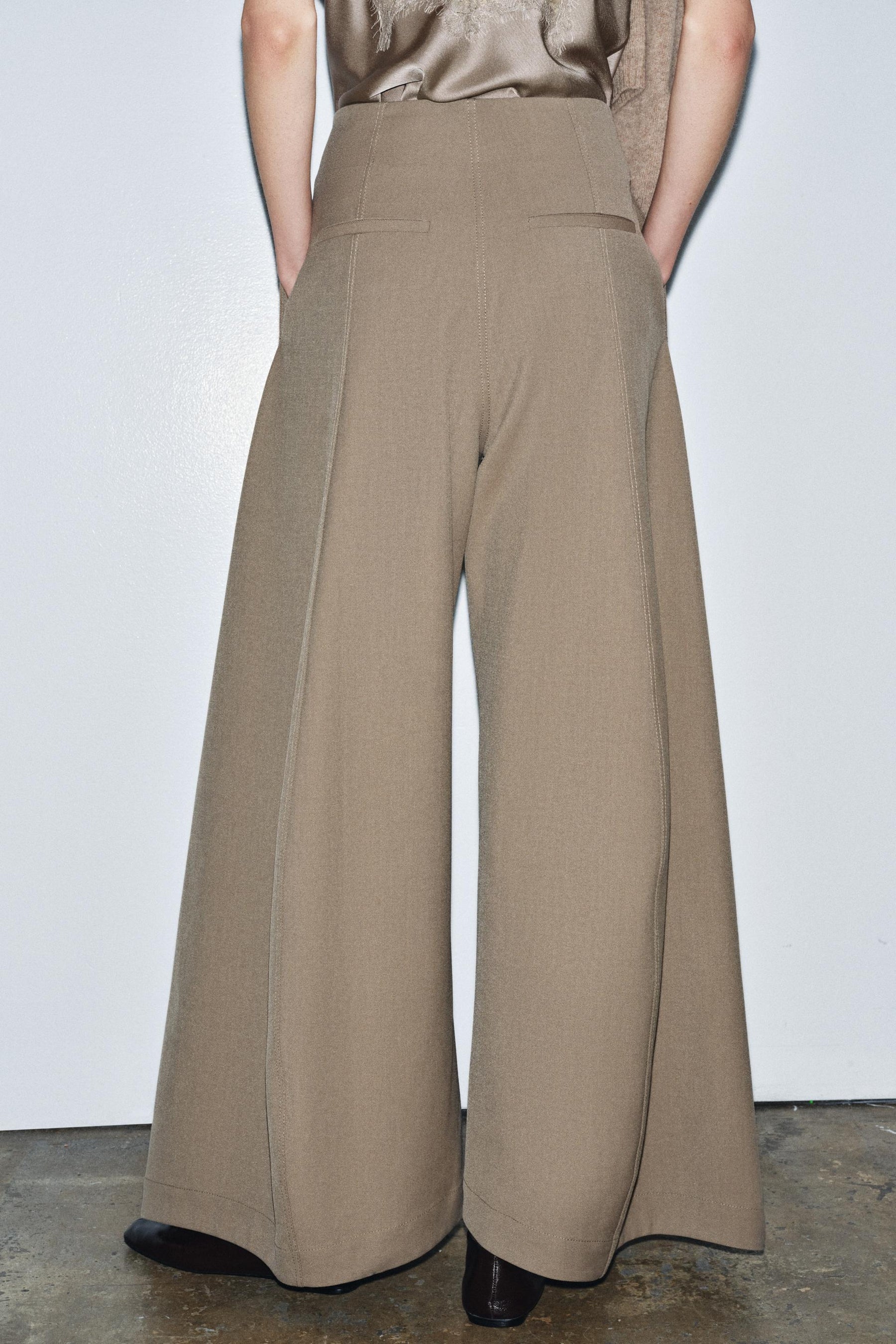 Volume wide-leg trousers