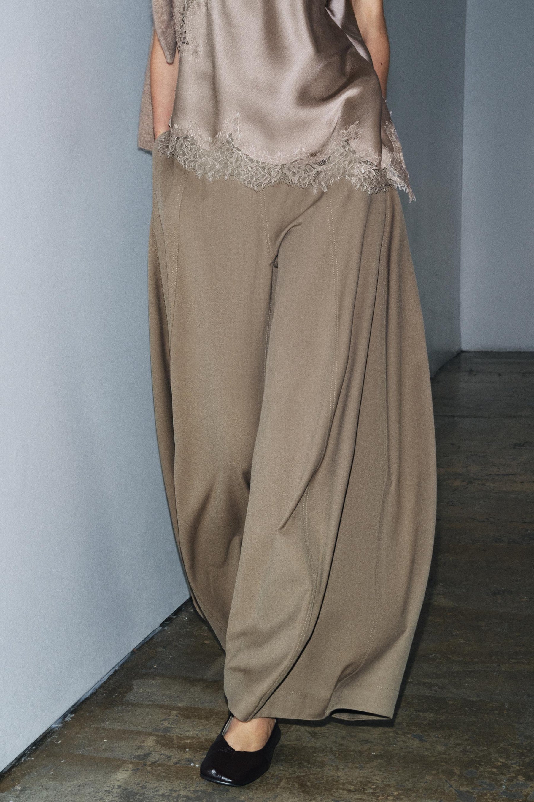 Volume wide-leg trousers