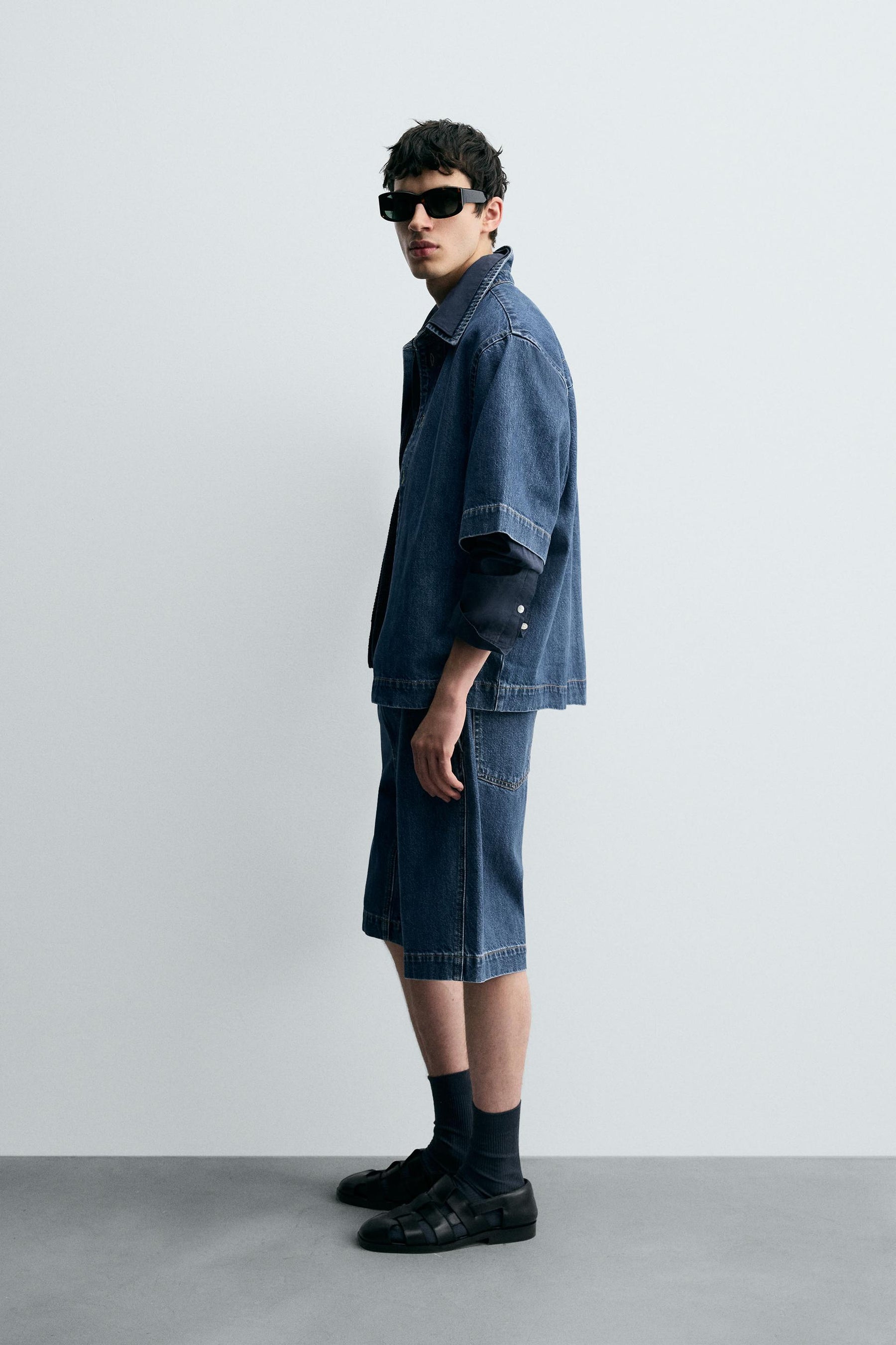 PLEATED RELAXED FIT DENIM BERMUDA SHORTS - Image 4