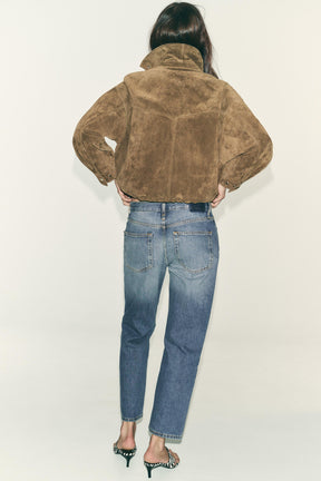 Cropped mid-waist jeans.