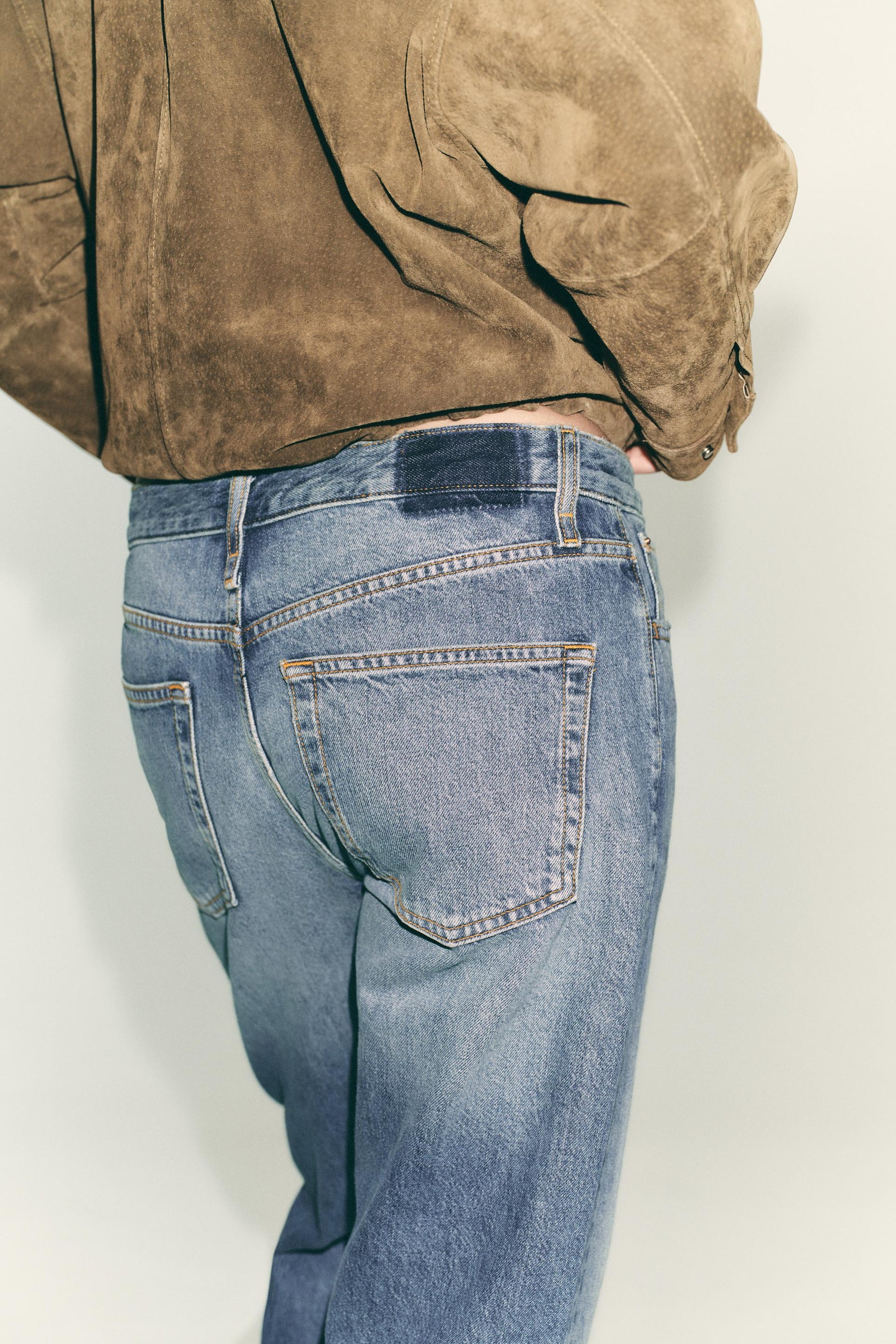 Cropped mid-waist jeans.