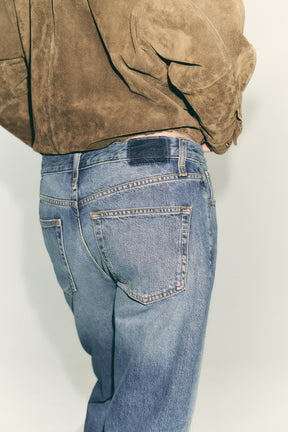 Cropped mid-waist jeans.