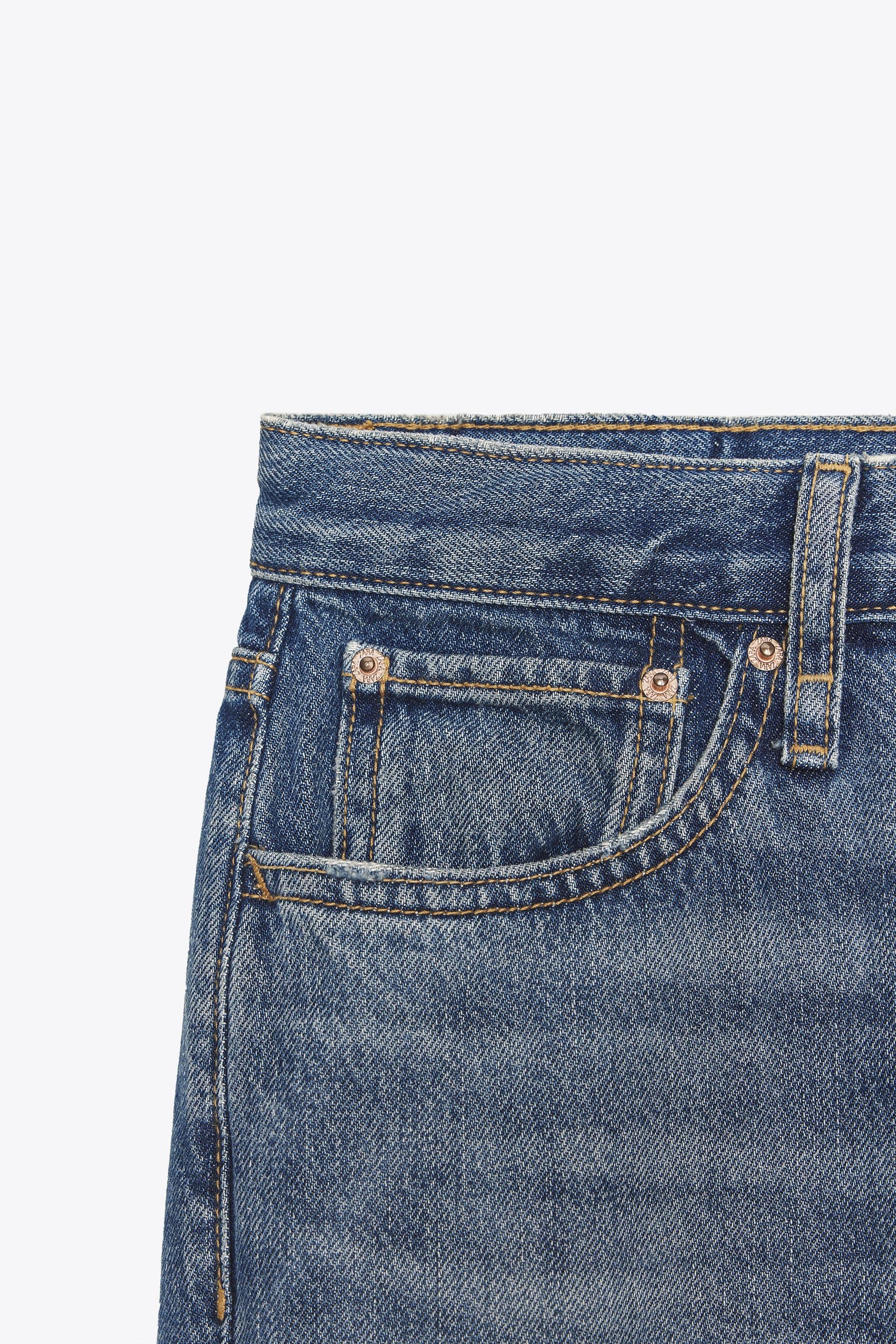 Cropped mid-waist jeans.