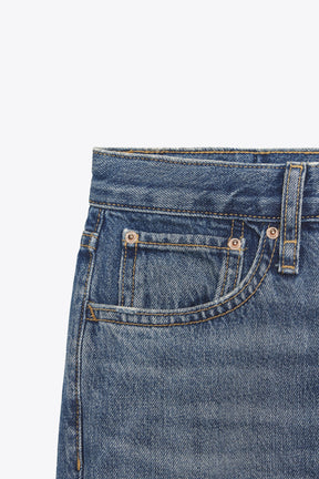 Cropped mid-waist jeans.