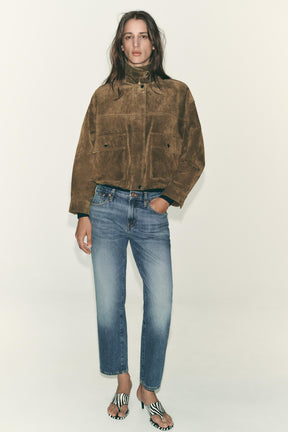 Cropped mid-waist jeans.