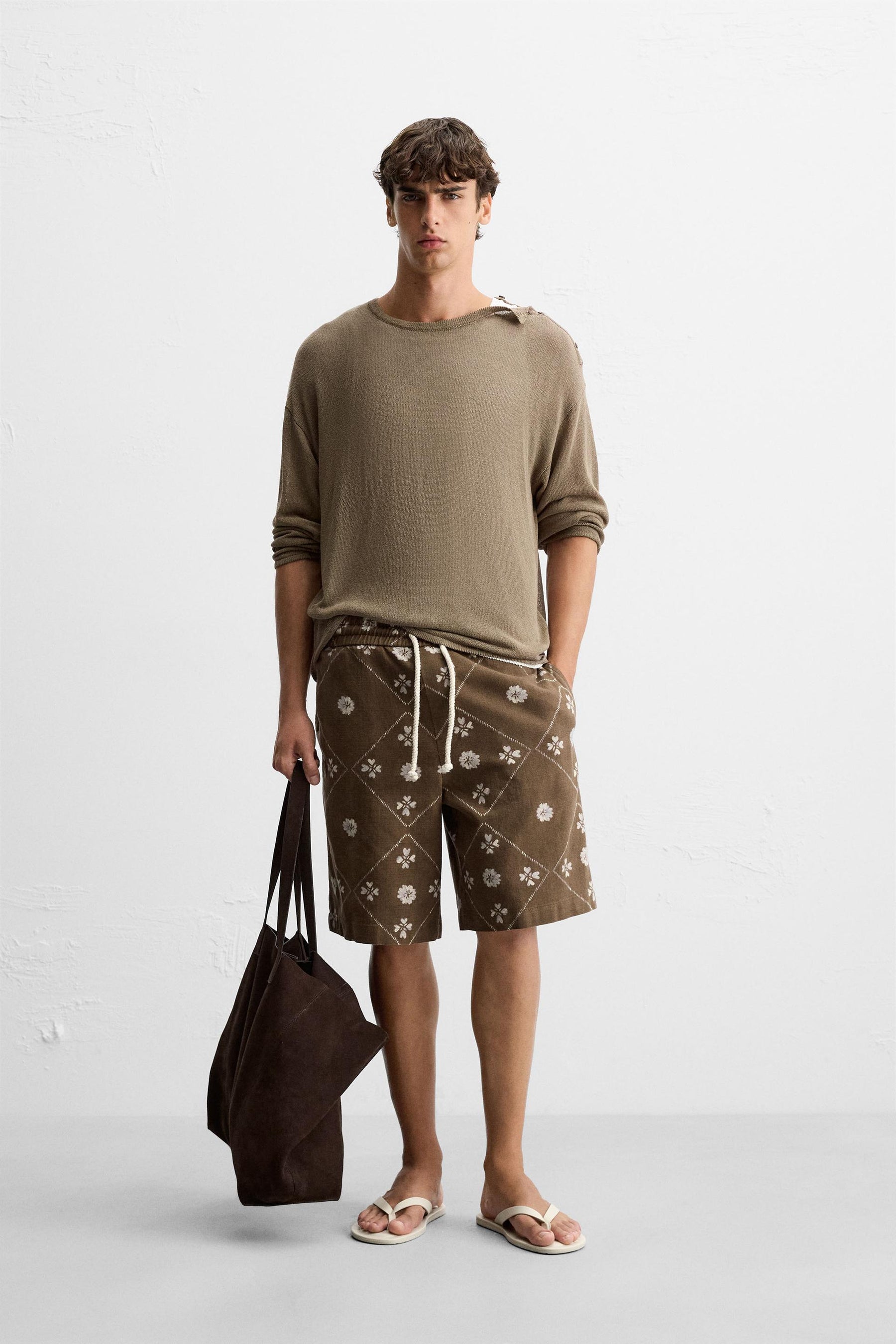 CONTRAST PRINT BERMUDA SHORTS - Image 1