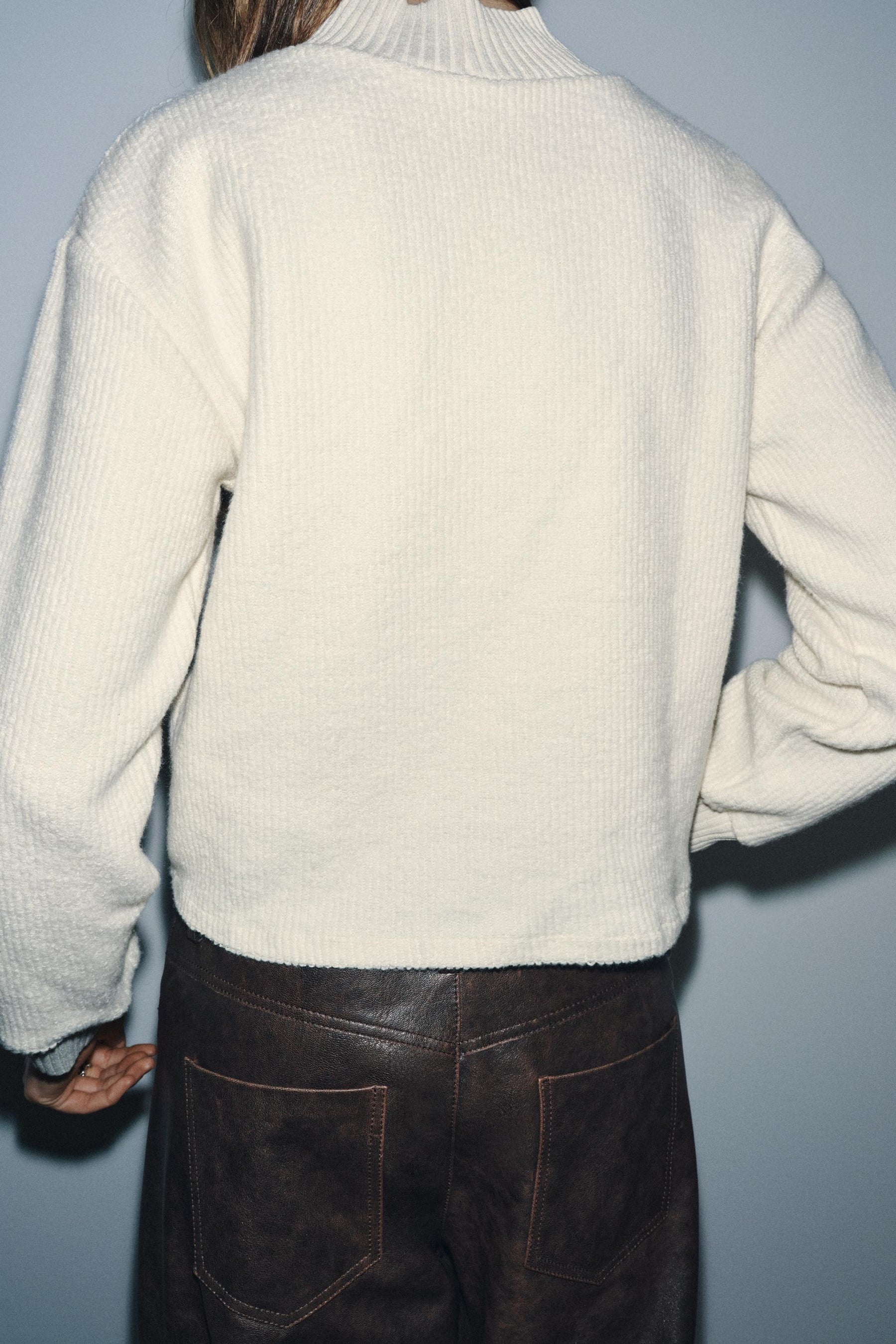 RUSTIC BROOCH SWEATSHIRT