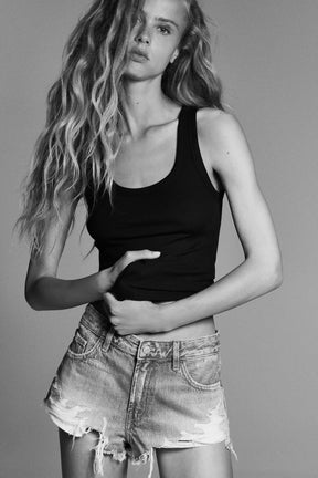 Ripped mid-waist denim shorts