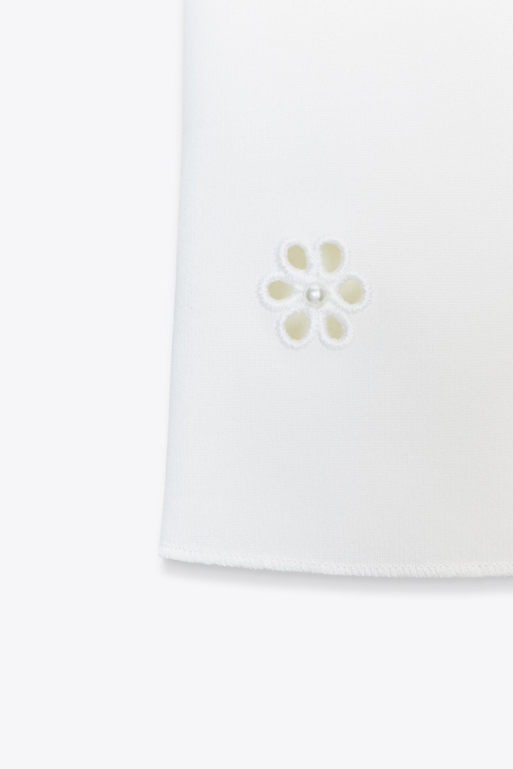 FLORAL EMBROIDERED TOP