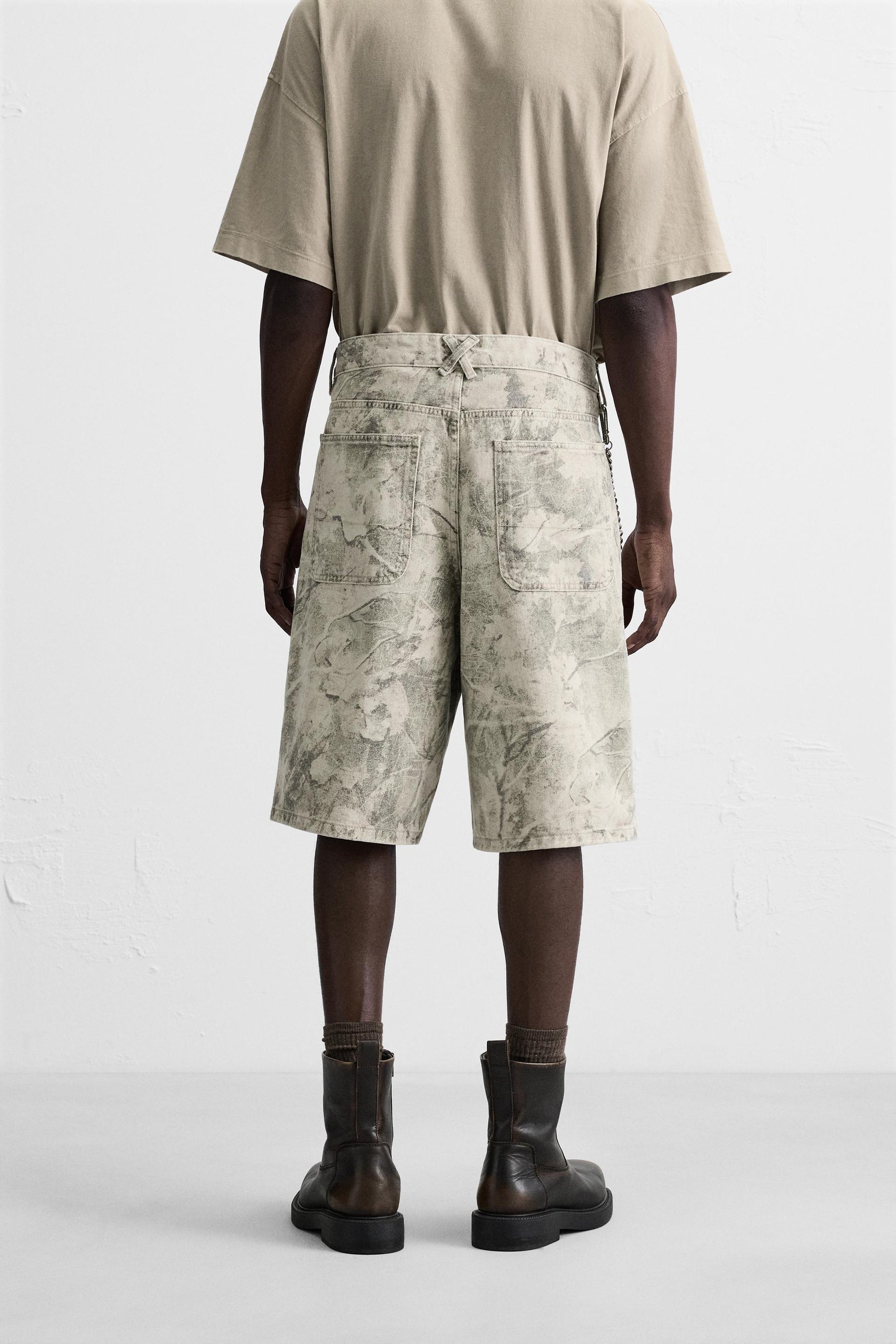 ABSTRACT PRINT RELAXED FIT BERMUDA SHORTS - Image 3