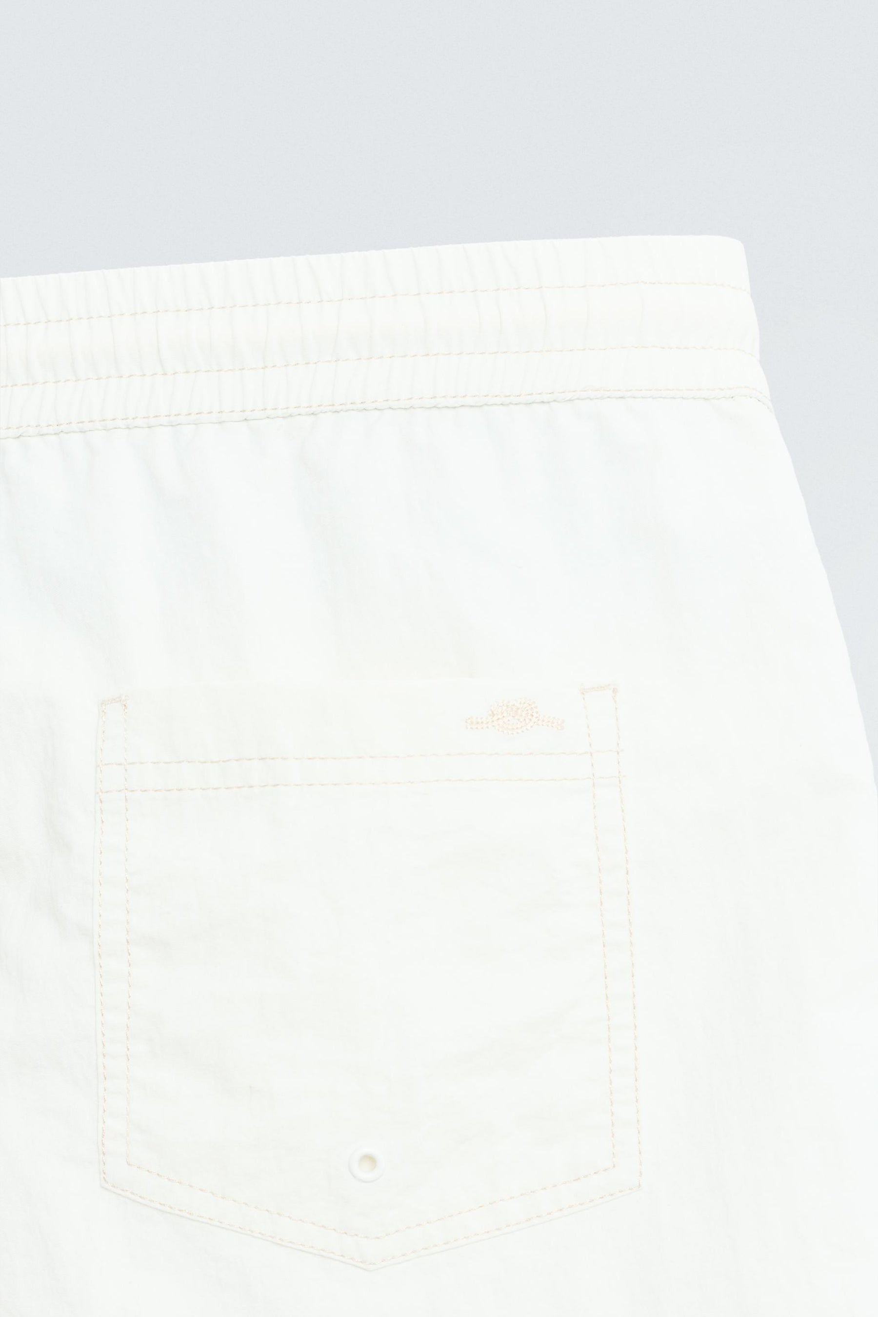 CONTRAST MID-LENGTH SWIMMING TRUNKS - Image 8