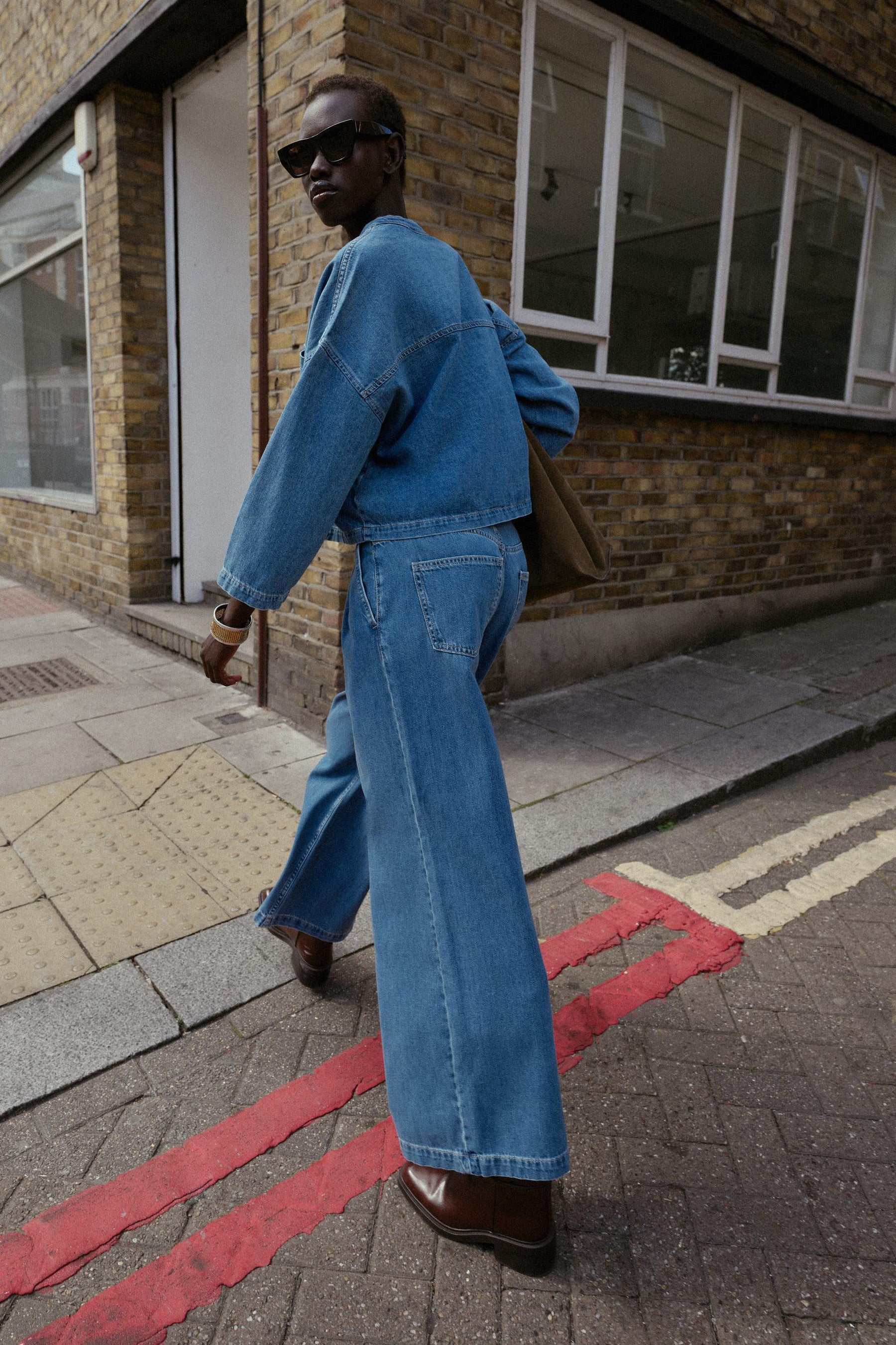 Mid-Waist Wide-Leg Jeans