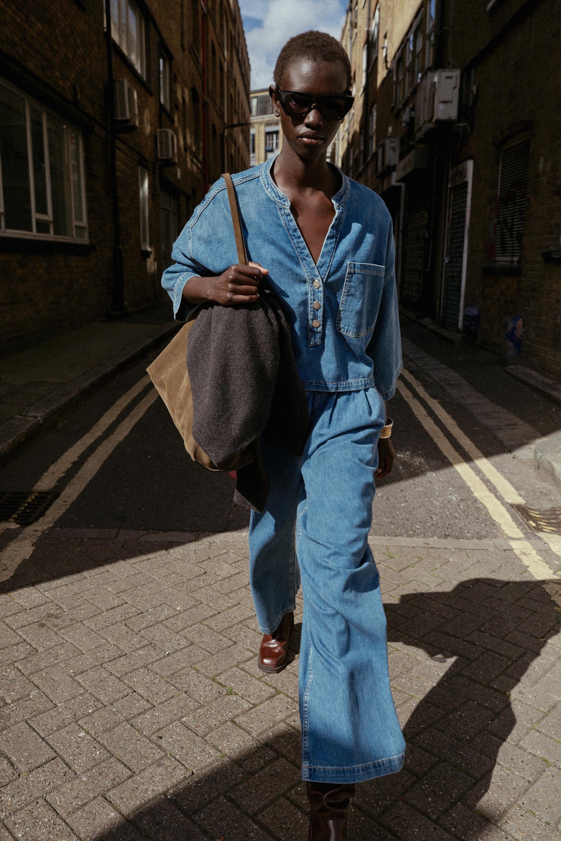 Mid-Waist Wide-Leg Jeans