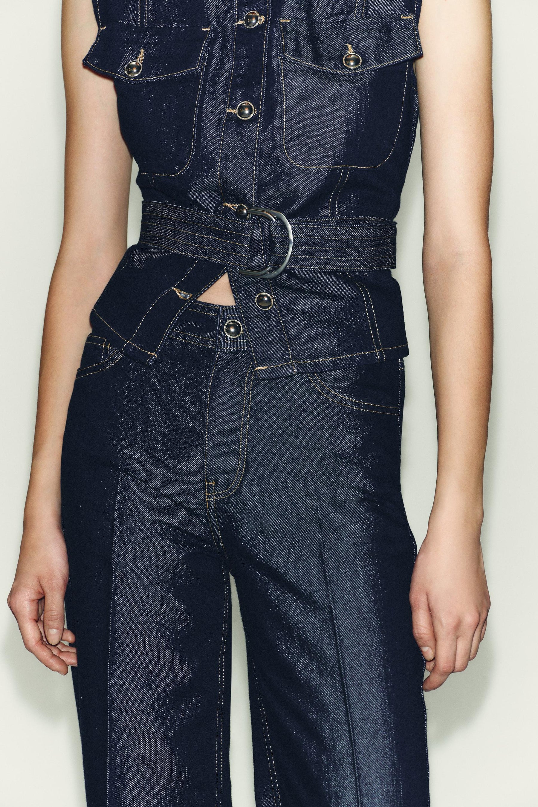 Straight mid-waist creased jeans.