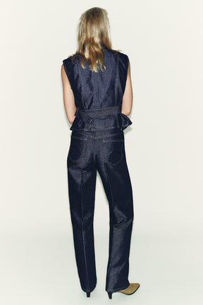 Straight mid-waist creased jeans.