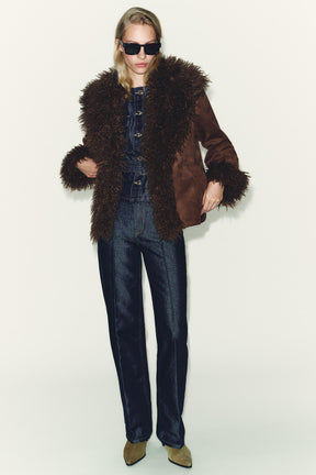 Straight mid-waist creased jeans.