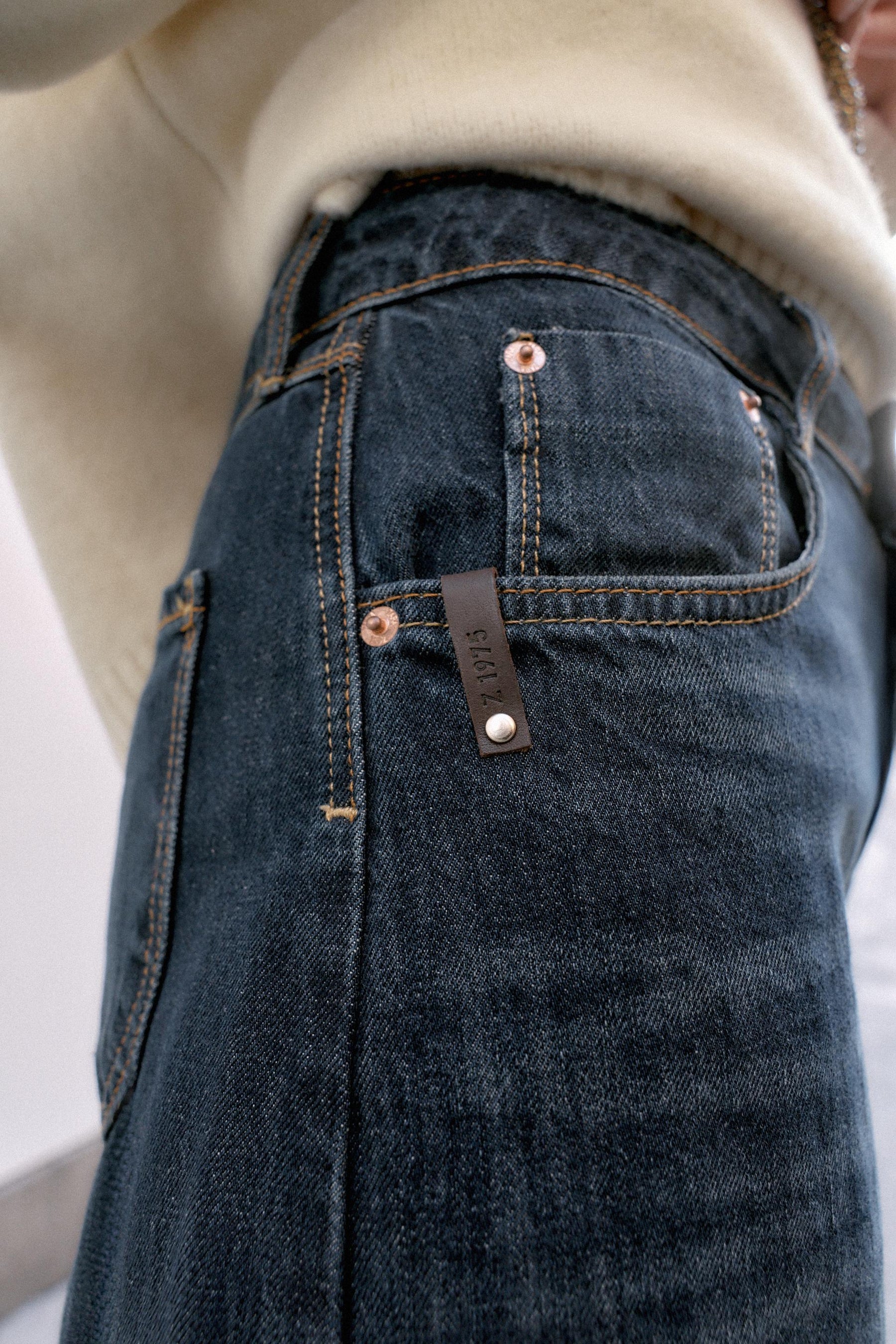 Mid-Waist Balloon Fit Jeans