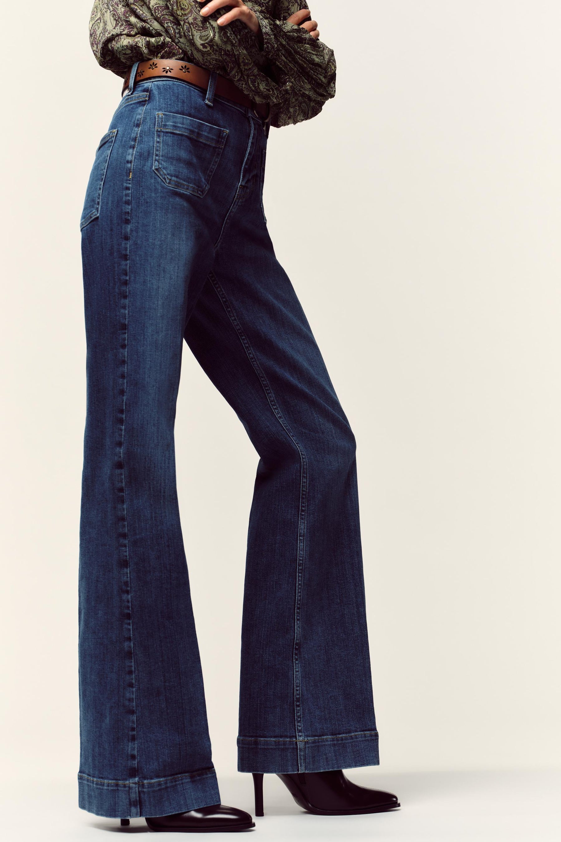 HIGH-WAIST FLARE JEANS
