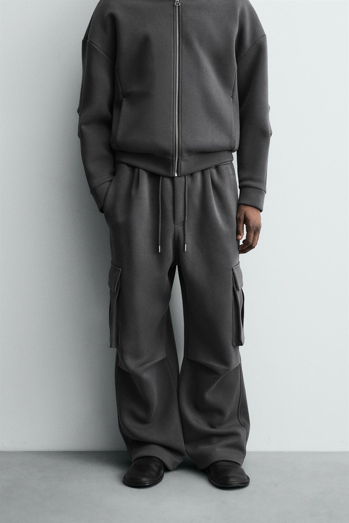 NEOPRENE-EFFECT PLEATED CARGO TROUSERS - Image 2