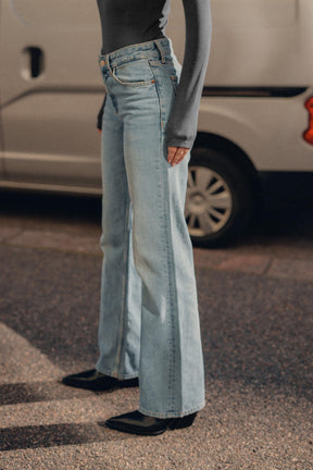 Wide-Leg Mid-Waist Jeans