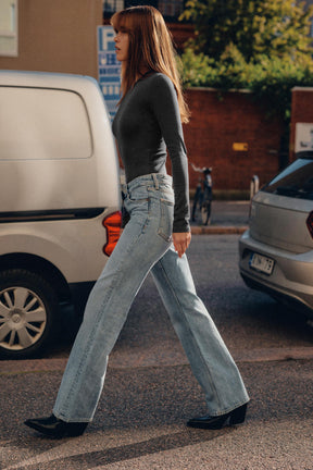 Wide-Leg Mid-Waist Jeans