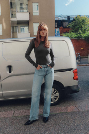 Wide-Leg Mid-Waist Jeans